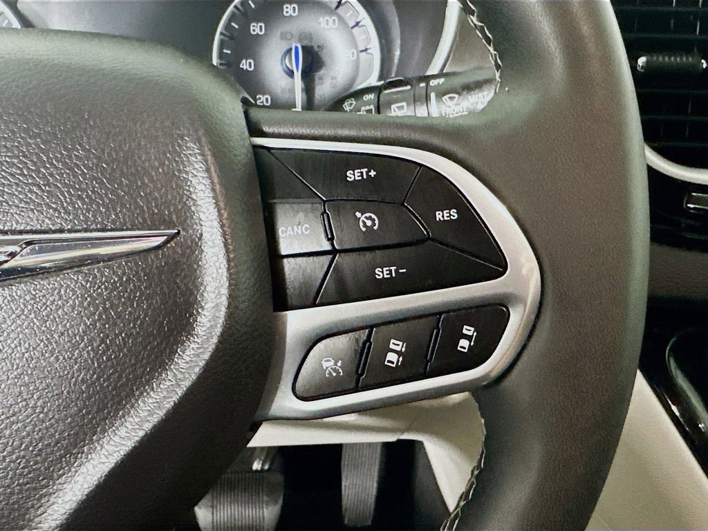 Used 2024 Chrysler Pacifica Touring-L image 27