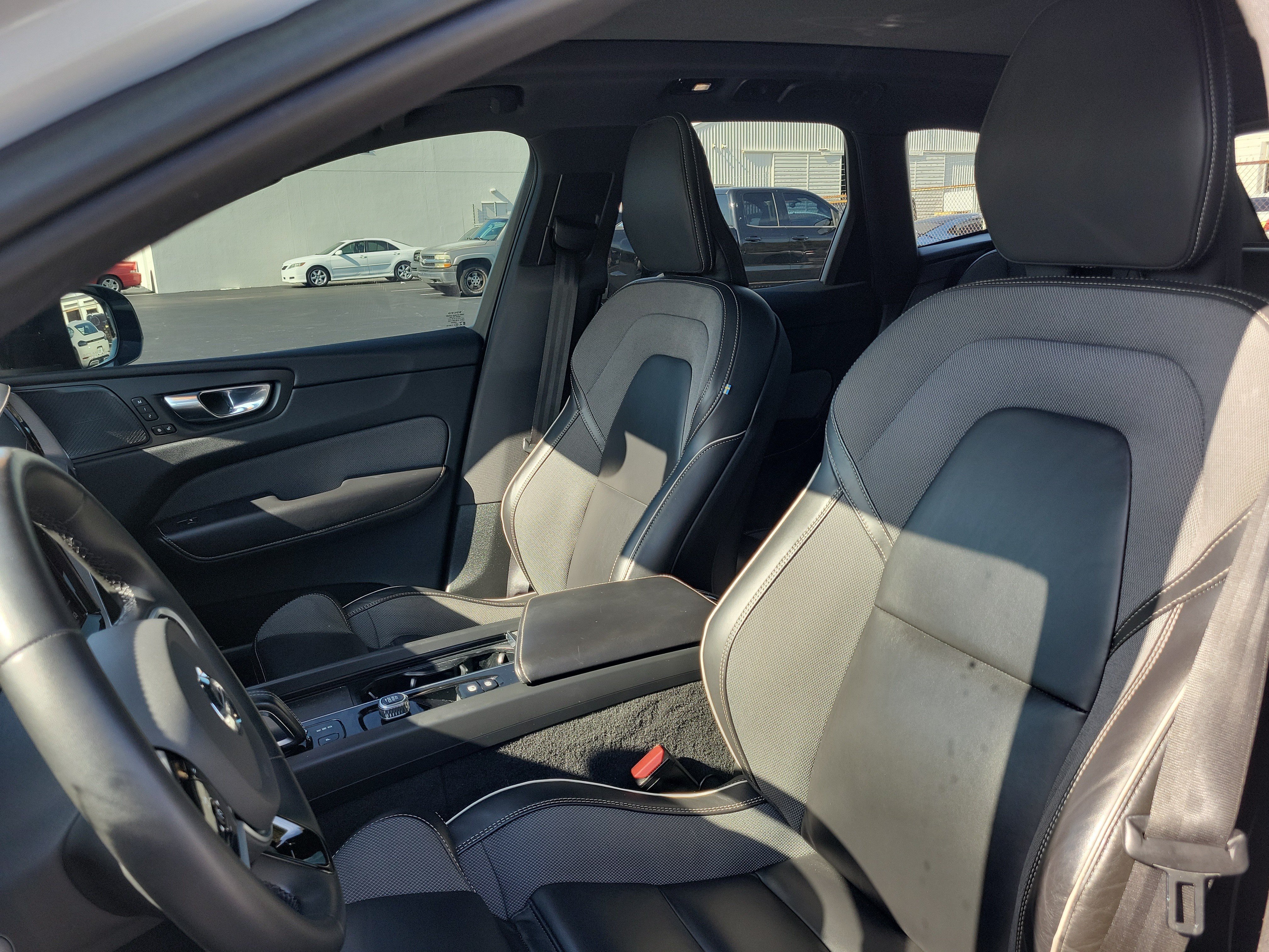 Used 2022 Volvo XC60 B5 R-Design w/ Protection Package Premier FWD image 22