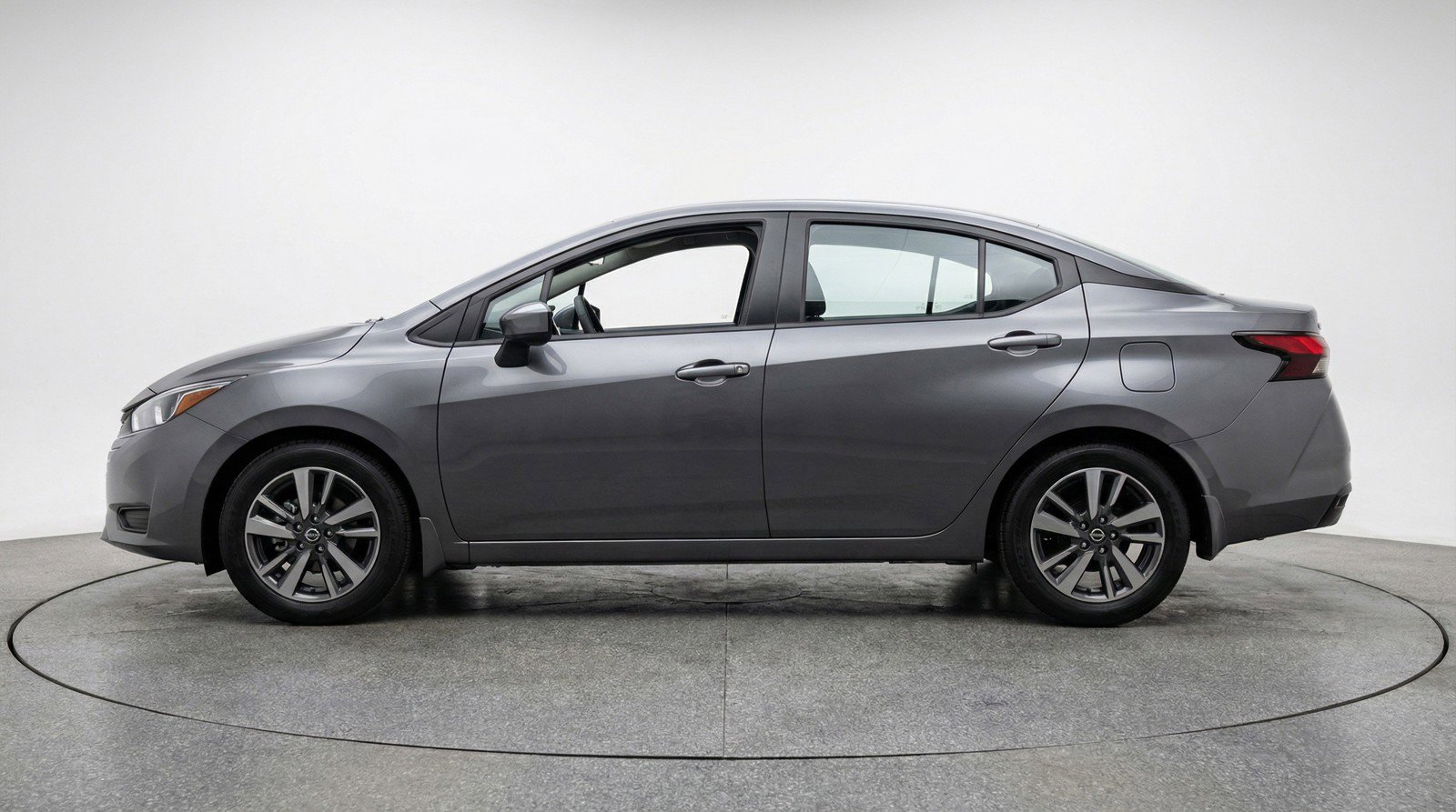Used 2025 Nissan Versa SV image 5