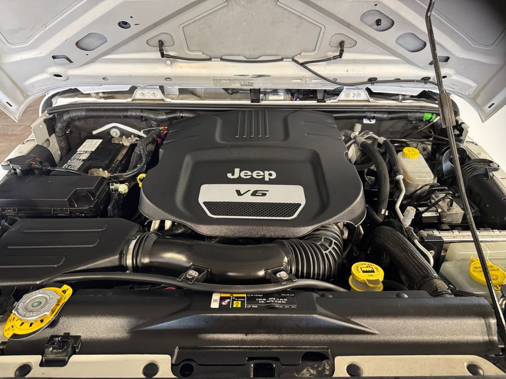 Used 2018 Jeep Wrangler Unlimited Sahara w/ Dual Top Group AWD/4WD image 27