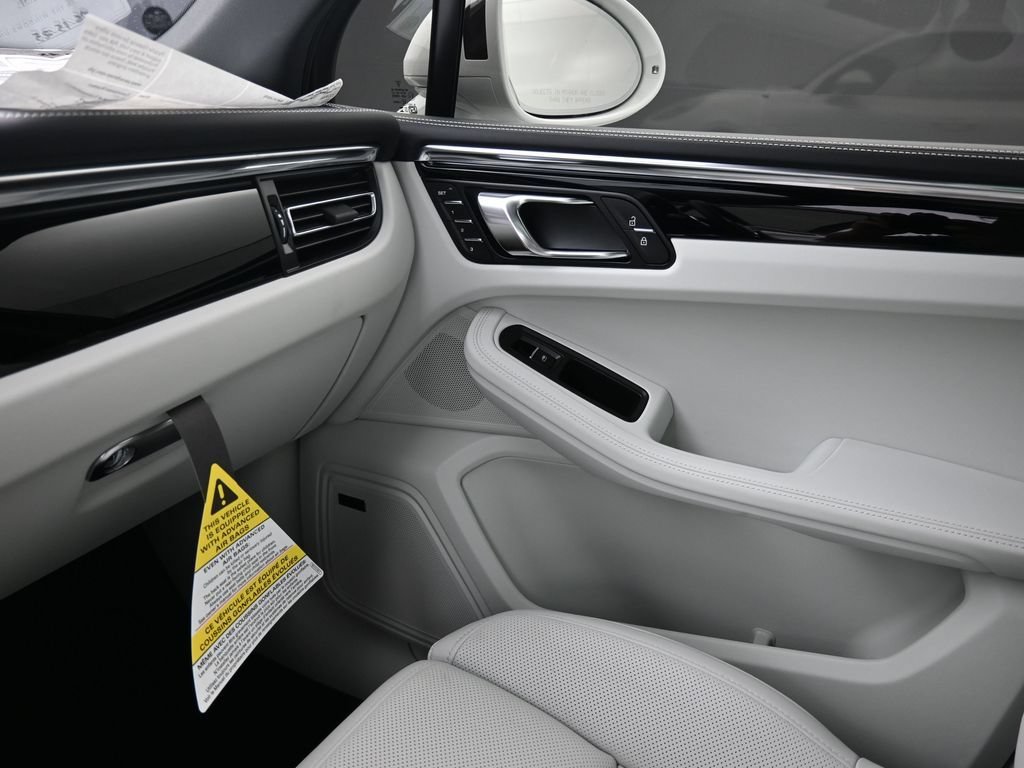 Certified 2025 Porsche Macan AWD/4WD image 19