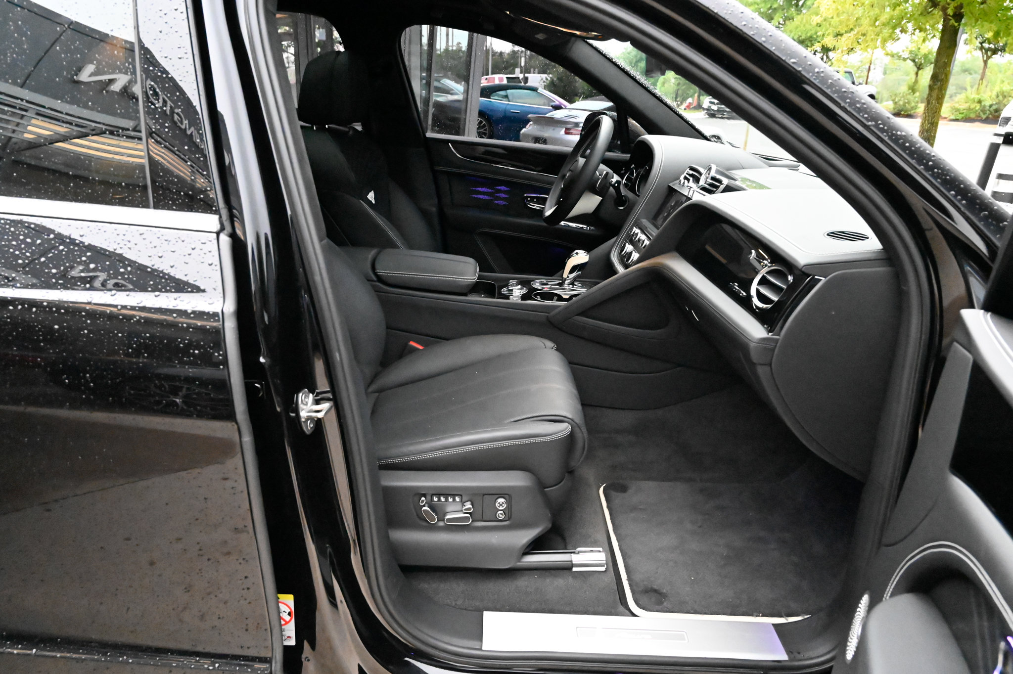 Used 2025 Bentley Bentayga AWD/4WD image 56