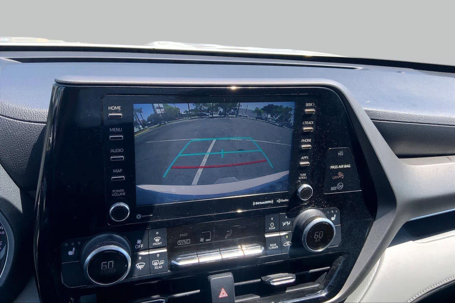 Used 2020 Toyota Highlander XLE AWD/4WD image 25