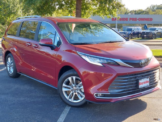Used 2026 Toyota Sienna Limited AWD/4WD image 2