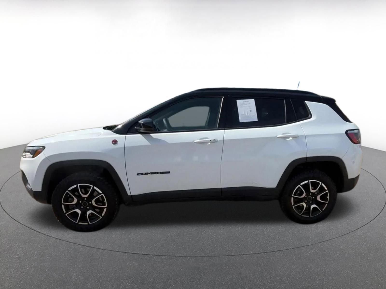 Used 2025 Jeep Compass Trailhawk AWD/4WD image 9