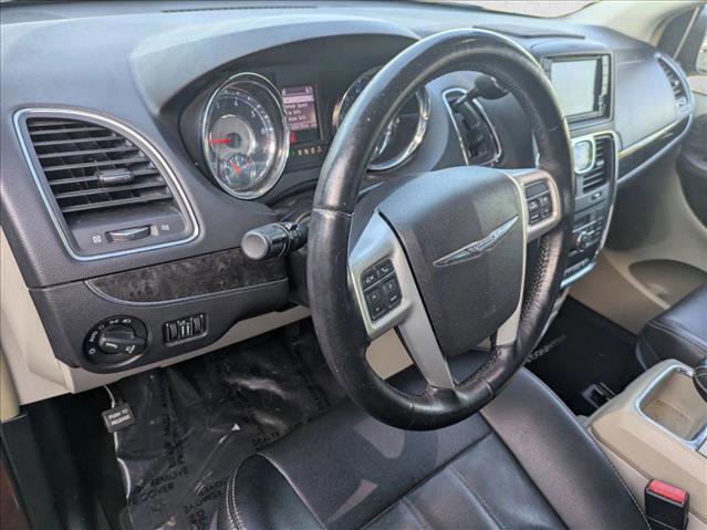 Used 2015 Chrysler Town & Country Touring image 10