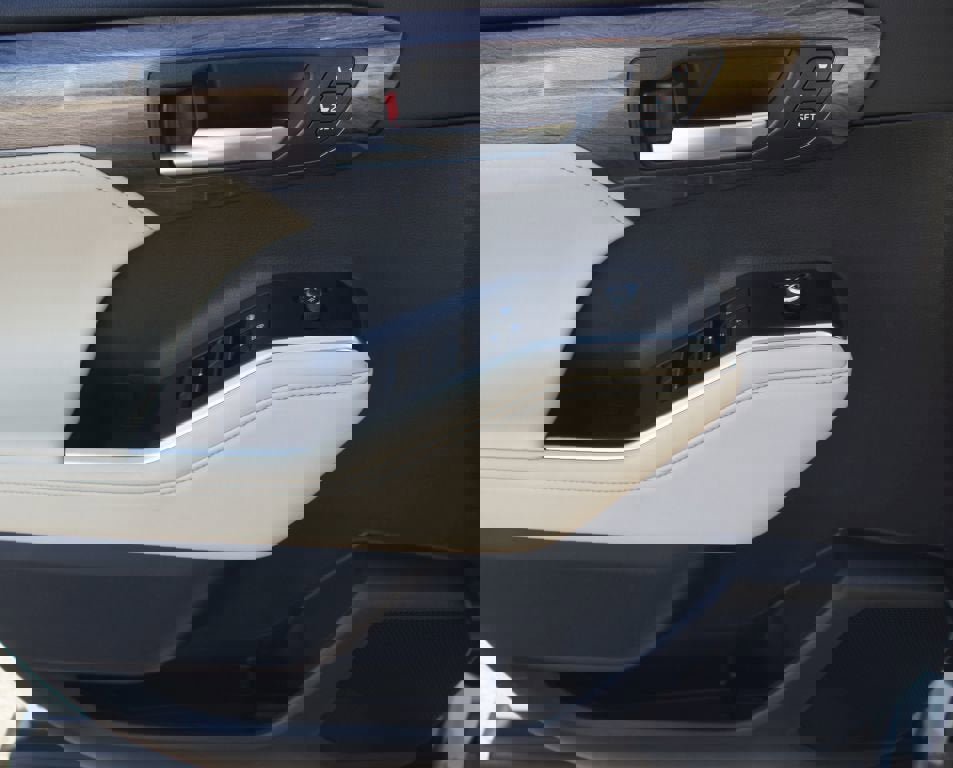 Used 2025 Toyota Highlander Limited image 30