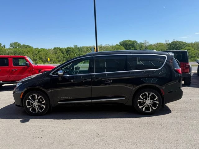 Used 2025 Chrysler Pacifica Pinnacle w/ Trailer Tow Group AWD/4WD image 6