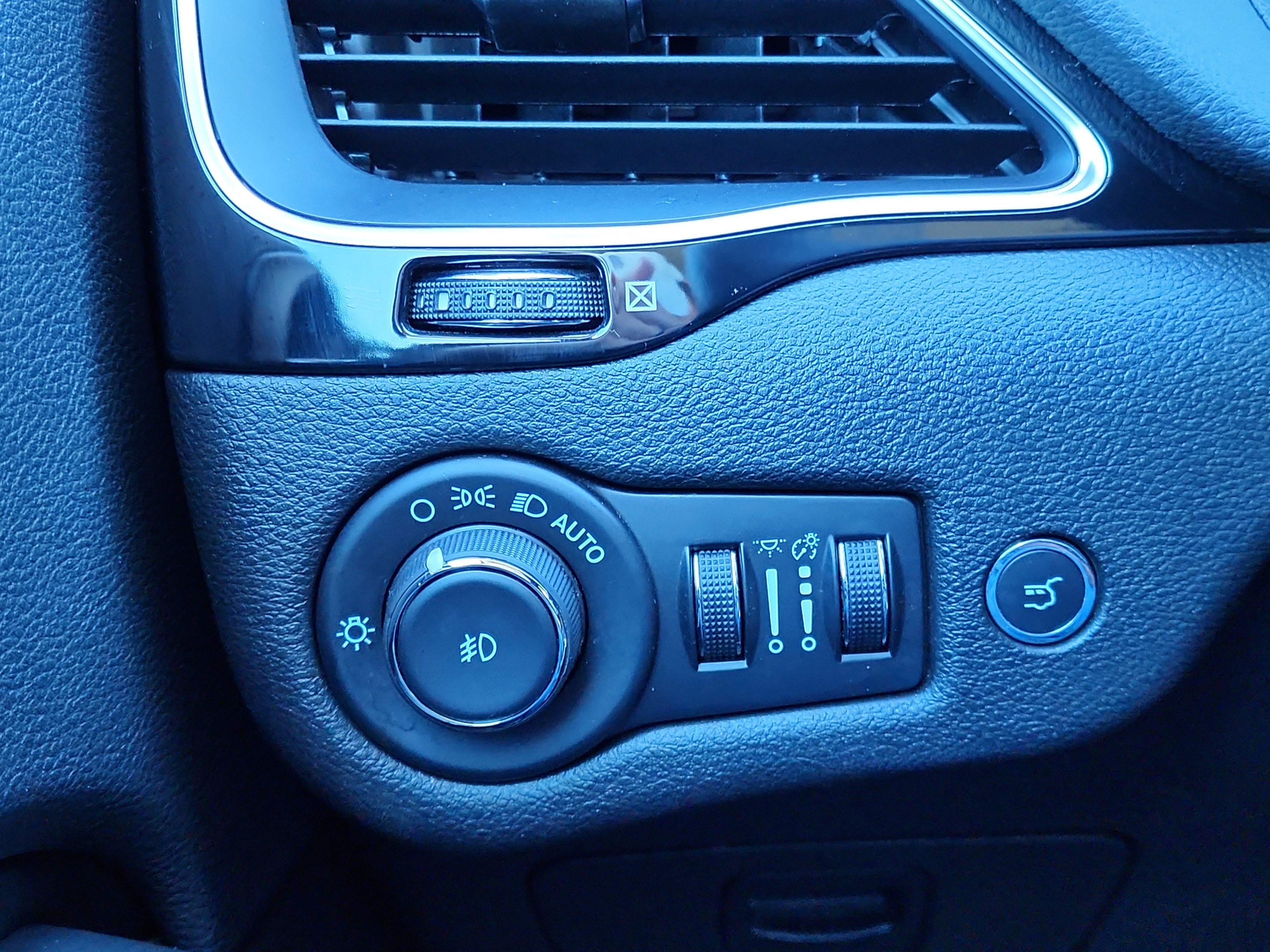 Used 2023 Jeep Cherokee Altitude Lux image 23