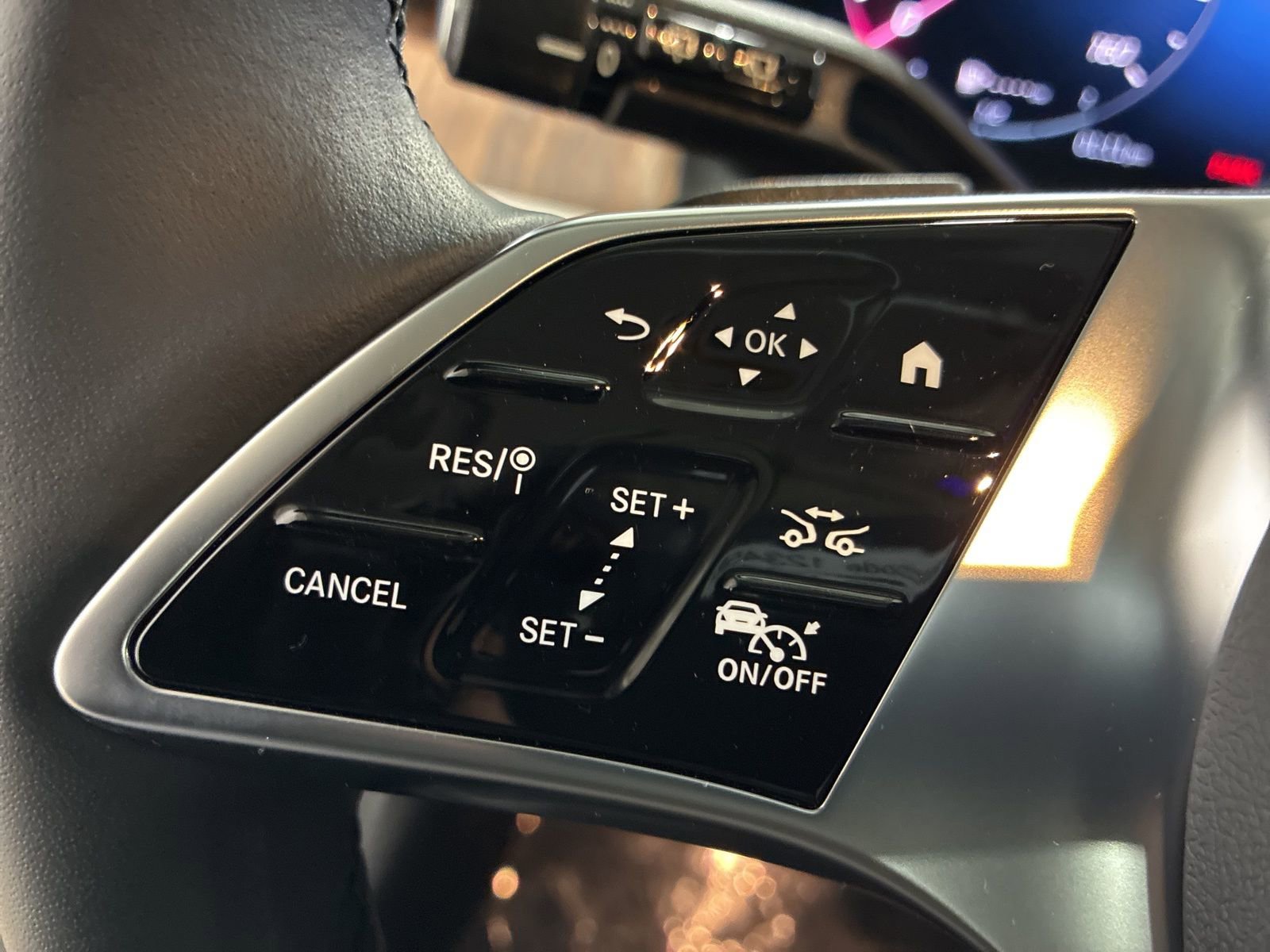 Used 2025 Mercedes-Benz GLC 300 4MATIC image 11