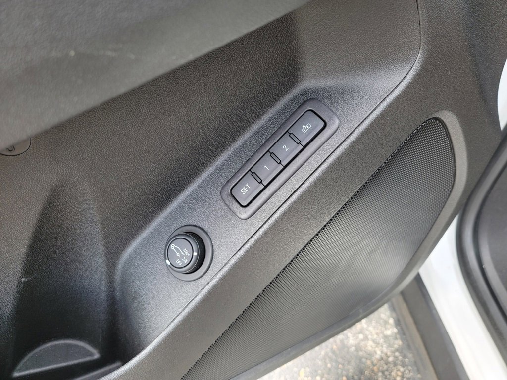 Used 2018 Chevrolet Equinox Premier image 25