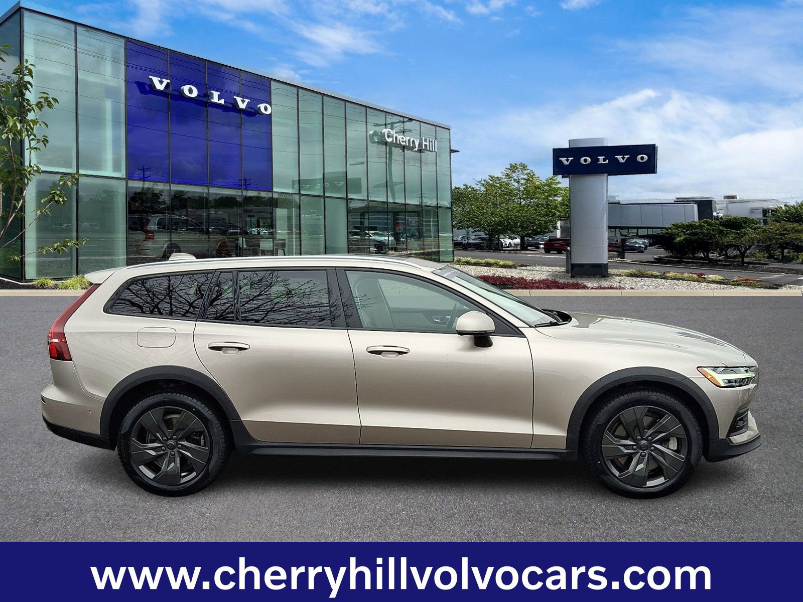 Certified 2023 Volvo V60 B5 Cross Country Plus w/ Protection Package Premier image 8