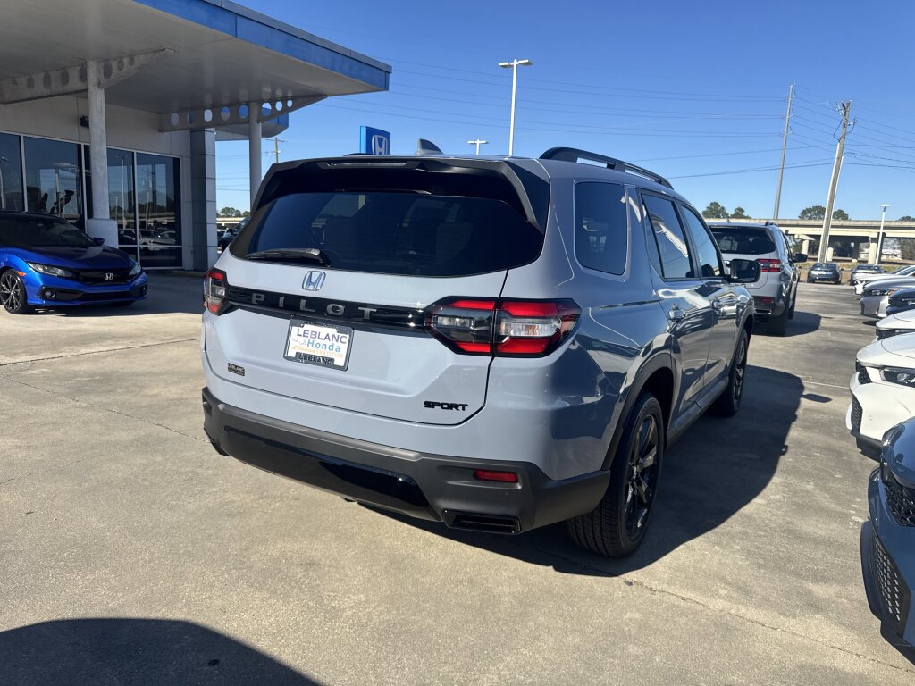 New 2026 Honda Pilot Sport image 4