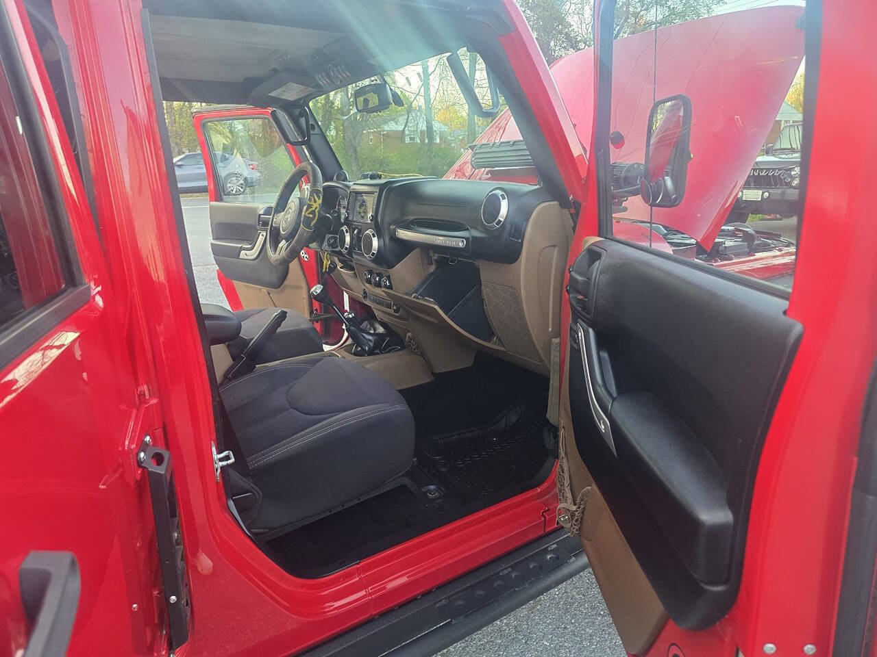 Used 2014 Jeep Wrangler Unlimited Sahara image 13
