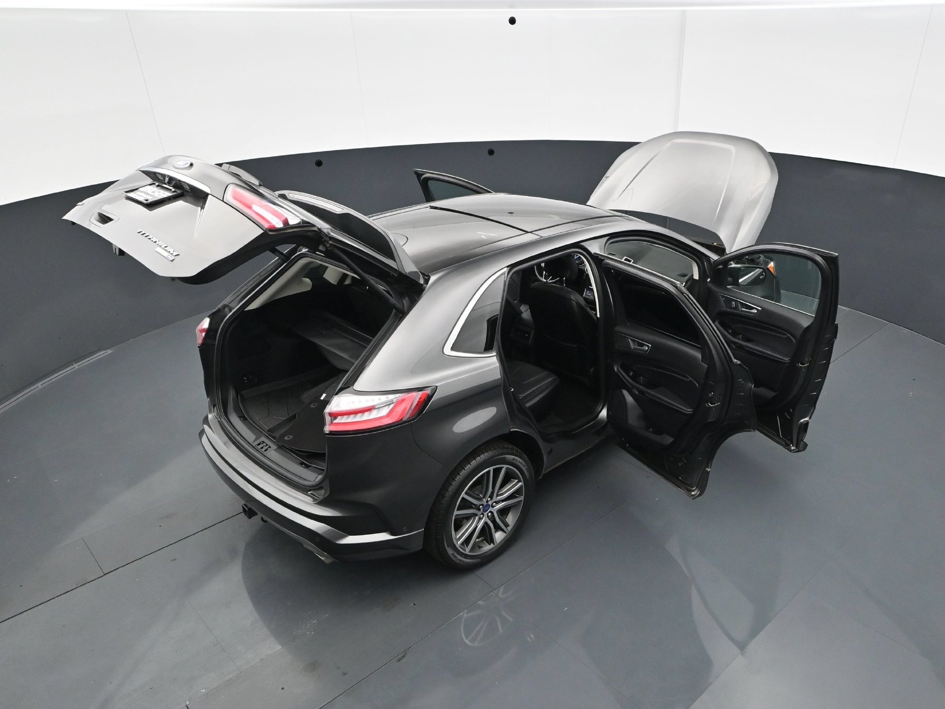 Used 2019 Ford Edge Titanium w/ Equipment Group 301A AWD/4WD image 40