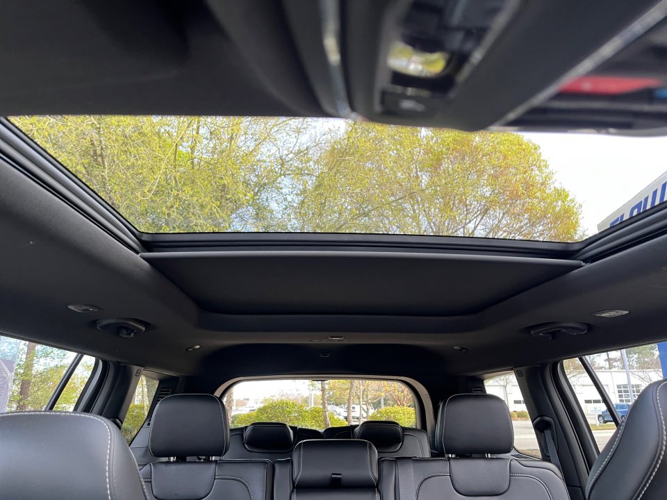 Used 2025 Jeep Grand Cherokee L Limited w/ Black Appearance Package image 21