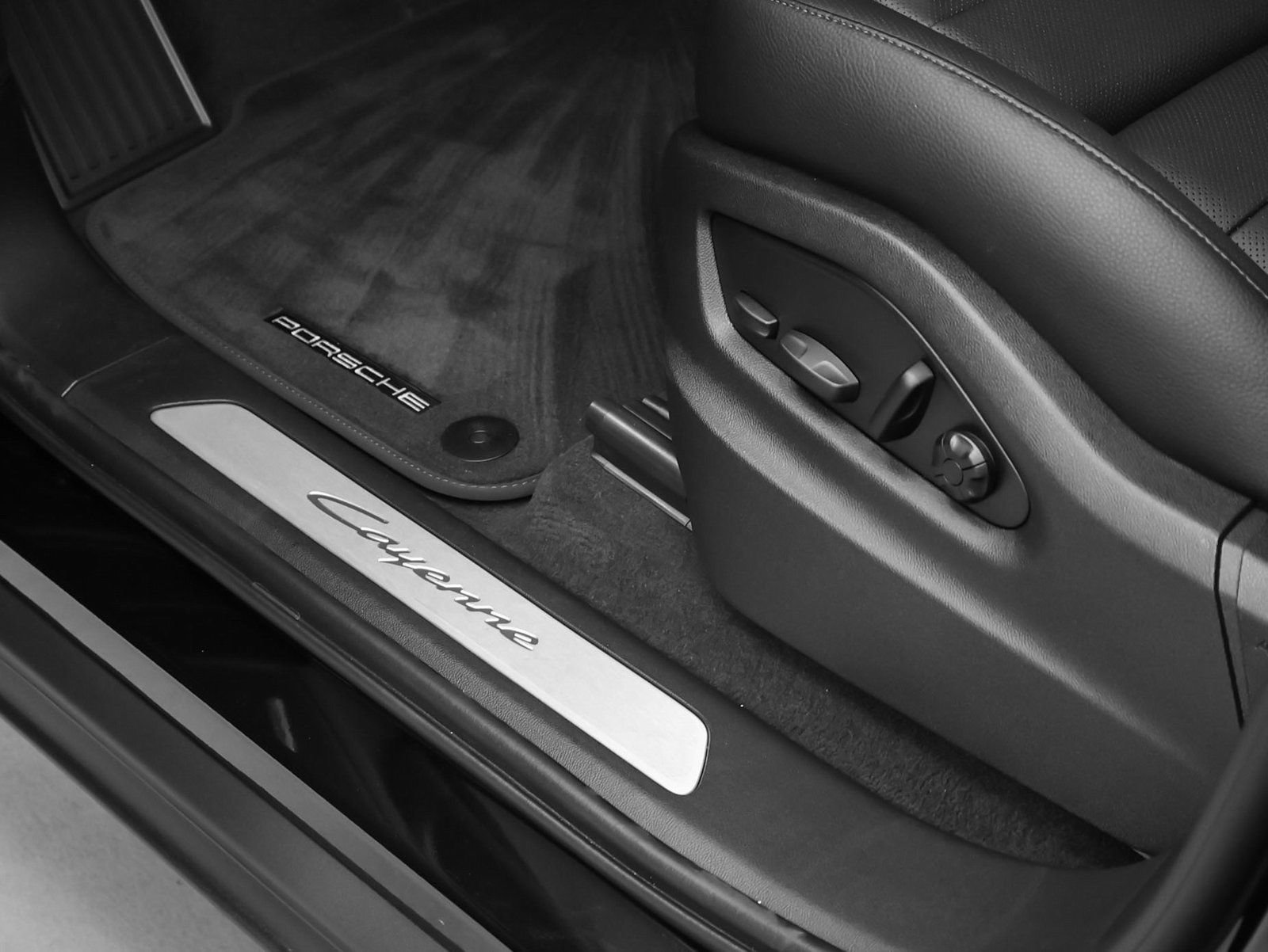 Certified 2025 Porsche Cayenne image 26