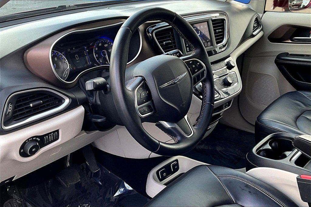 Used 2018 Chrysler Pacifica Touring-L image 15