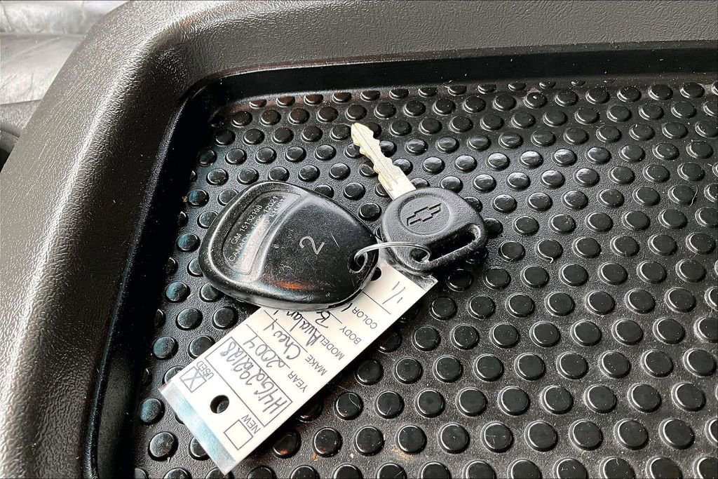 Used 2004 Chevrolet Avalanche Z66 w/ Sun And Sound Package RWD image 13