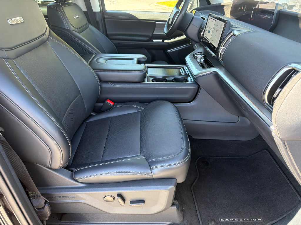 Used 2025 Ford Expedition Platinum AWD/4WD image 13