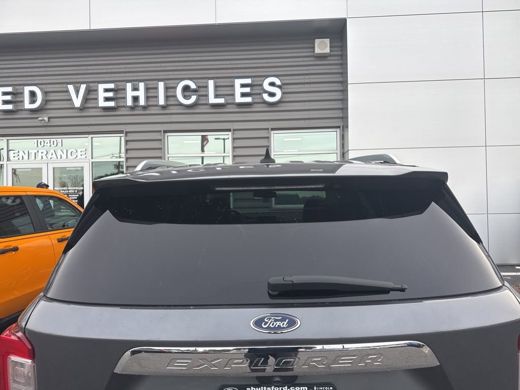 Used 2022 Ford Explorer Limited w/ Equipment Group 301A AWD/4WD image 6