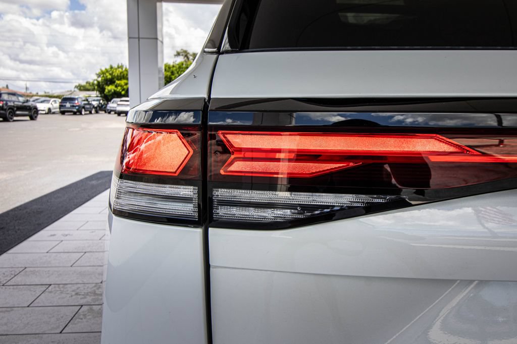Certified 2026 Volkswagen Tiguan SE R-Line FWD image 13