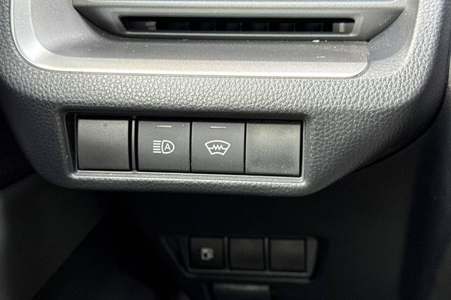 Used 2025 Toyota Prius LE FWD image 30