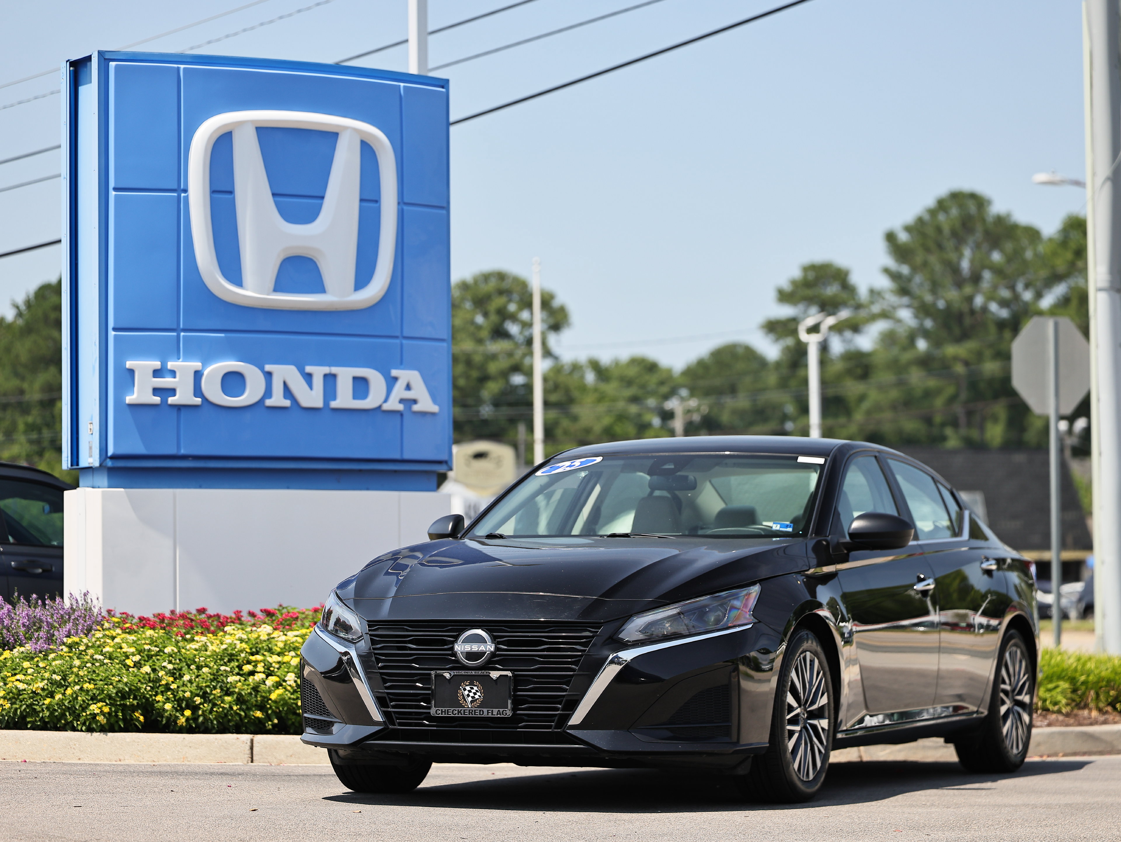 Used 2025 Nissan Altima 2.5 SV FWD image 1