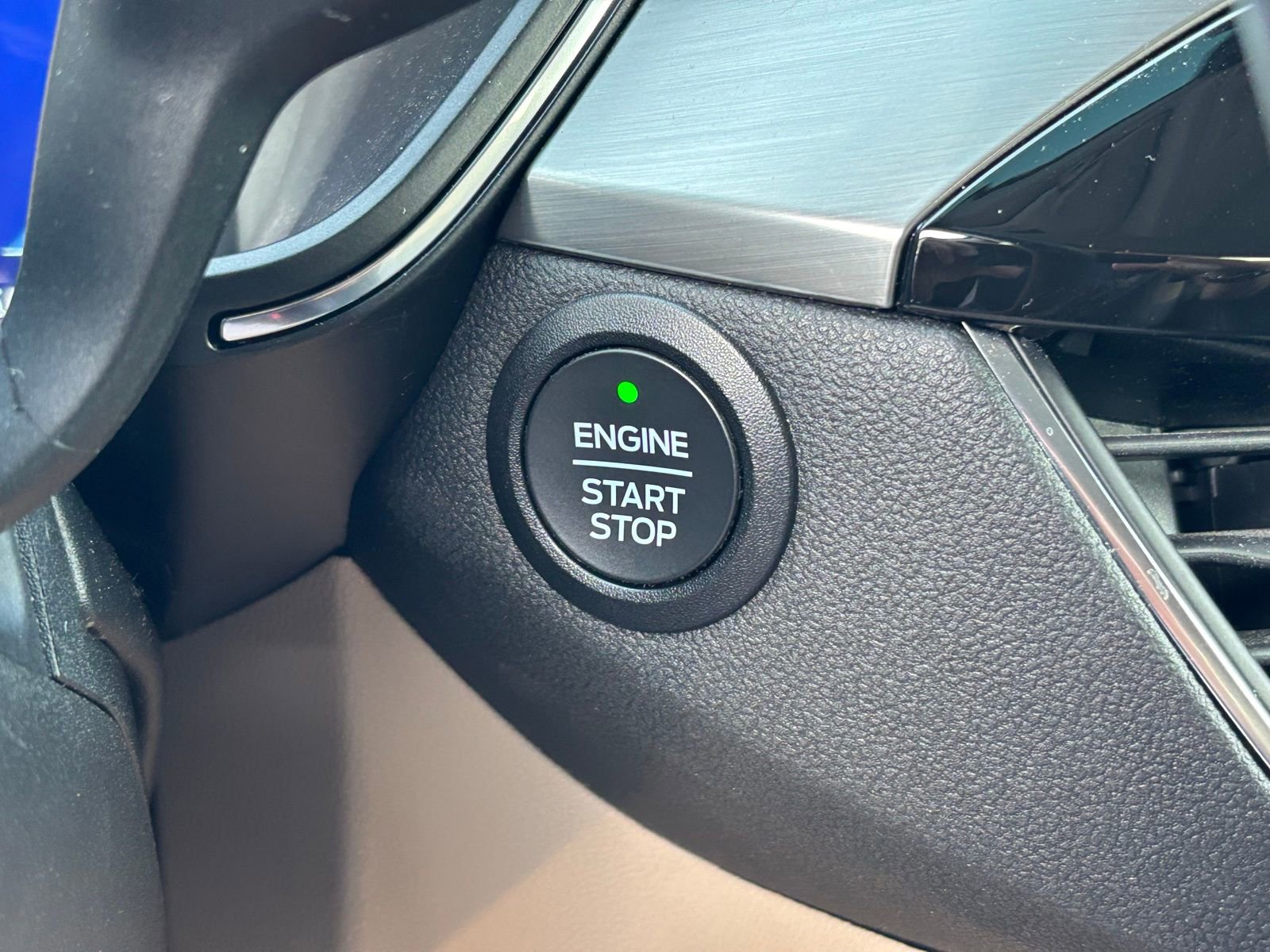 Used 2022 Ford Escape Titanium FWD image 11