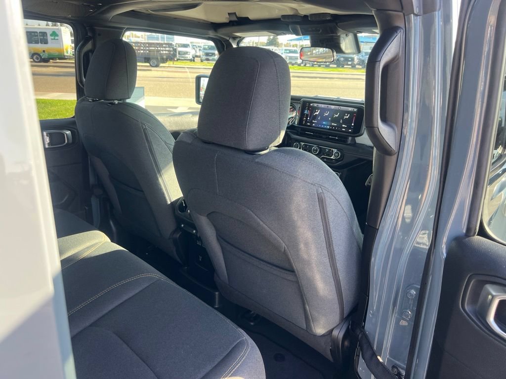 Used 2025 Jeep Wrangler Unlimited Sahara AWD/4WD image 33