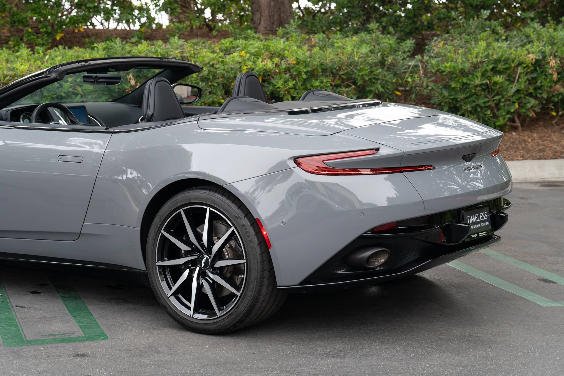 Used 2022 Aston Martin DB11 Volante RWD image 12