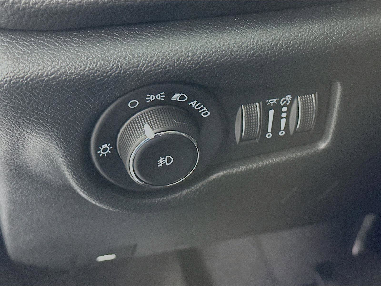 Used 2025 Chrysler Pacifica Limited image 10