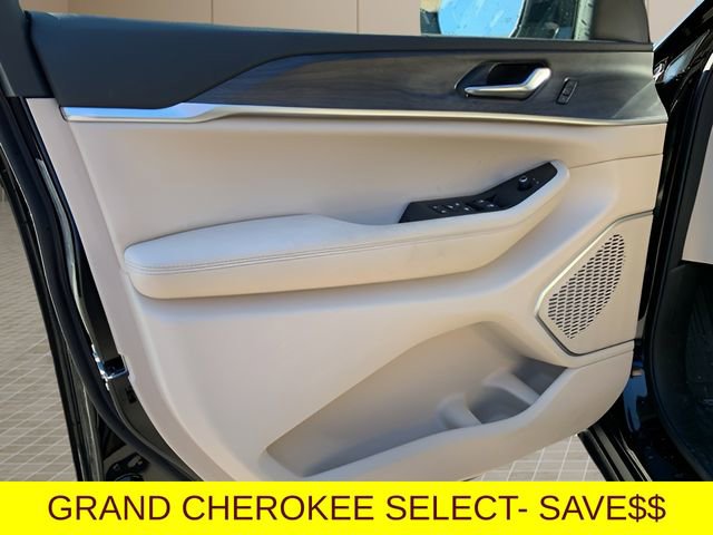 New 2025 Jeep Grand Cherokee Limited w/ Black Appearance Package image 16