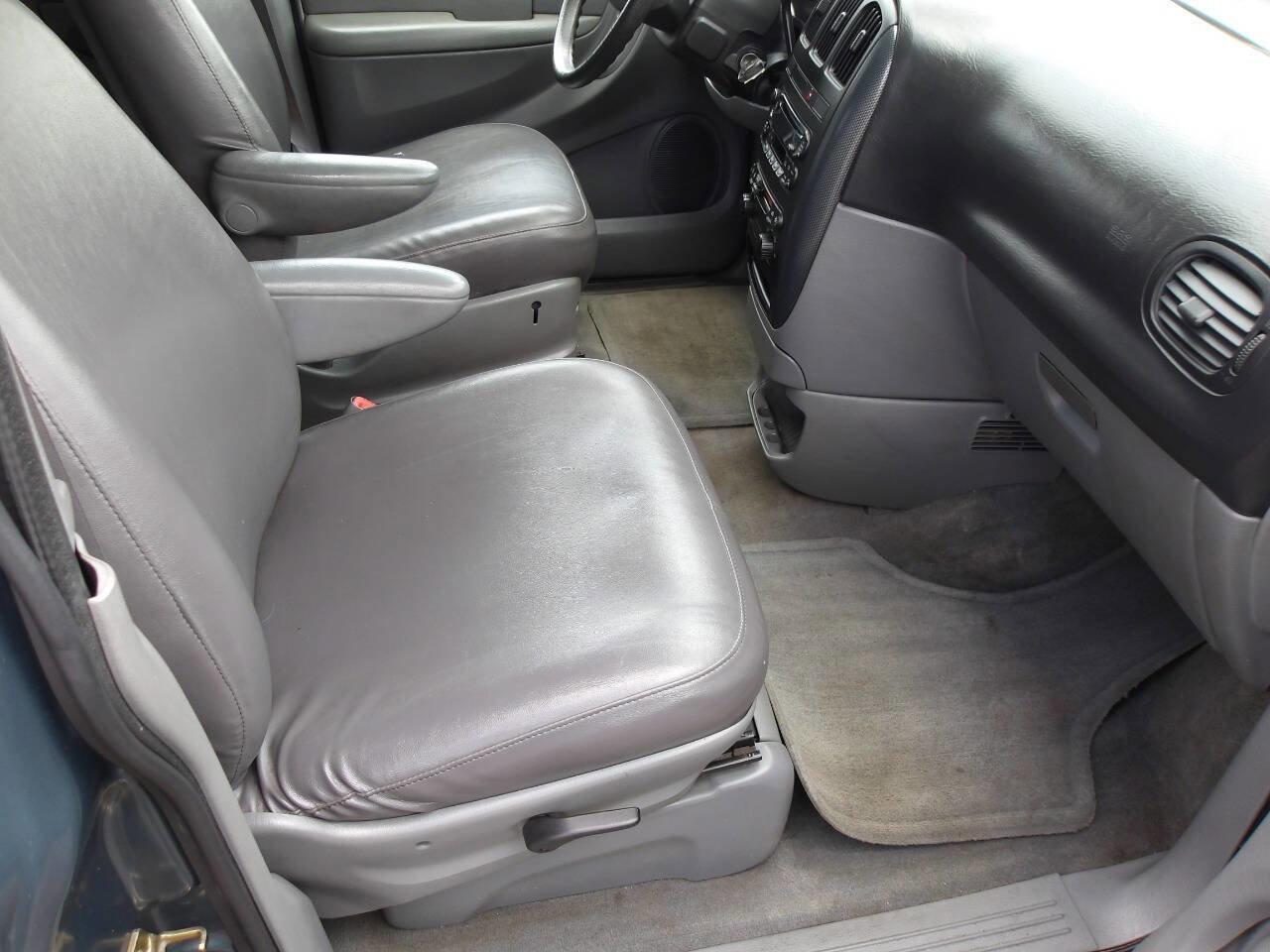 Used 2005 Dodge Caravan SXT w/ Popular Equipment Group image 18