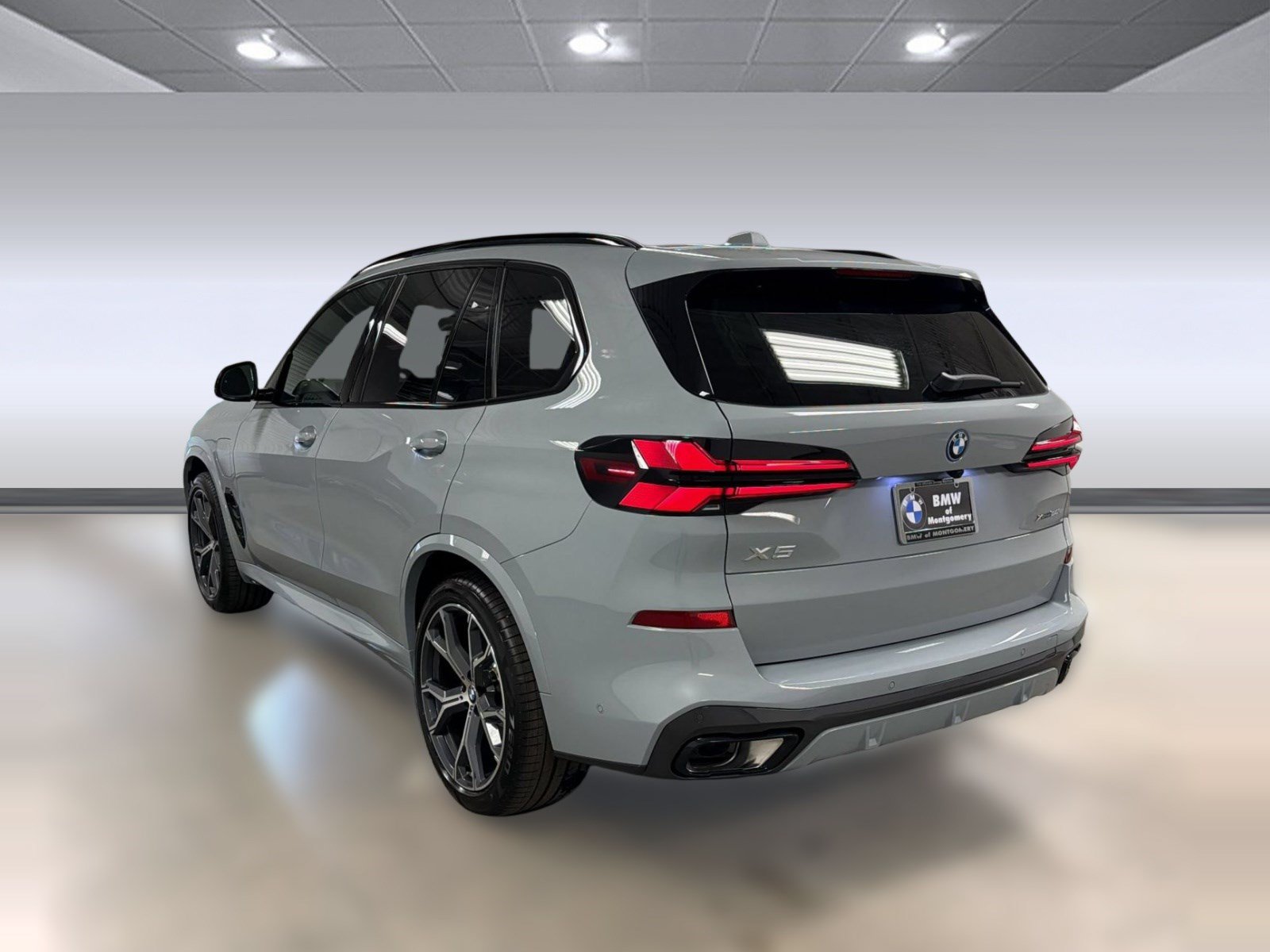 New 2026 BMW X5 xDrive50e w/ M Sport Package AWD/4WD image 3