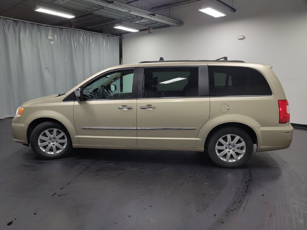 Used 2012 Chrysler Town & Country Touring-L w/ Driver Convenience Group FWD image 6