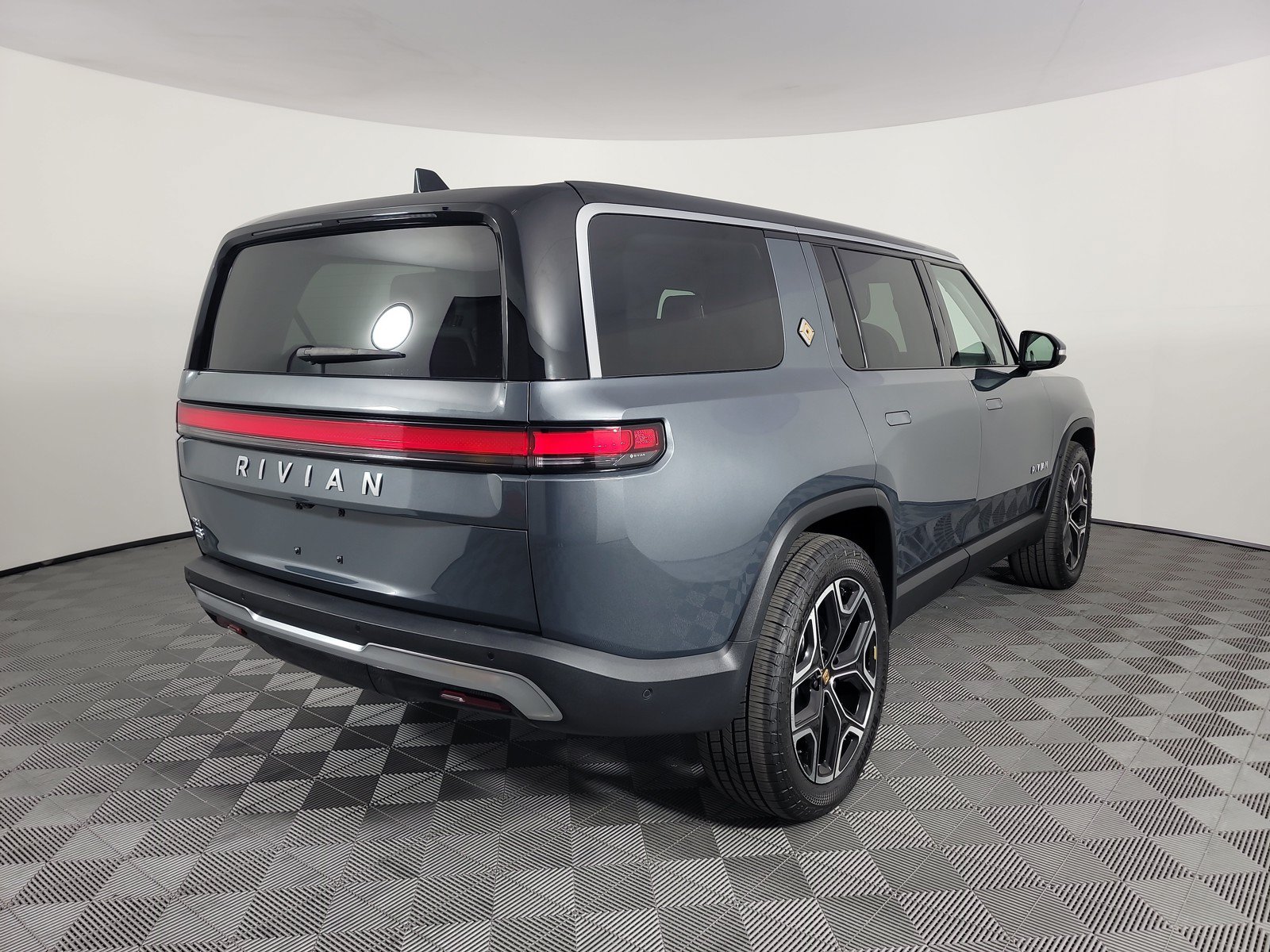 Used 2024 Rivian R1S Adventure AWD/4WD image 5