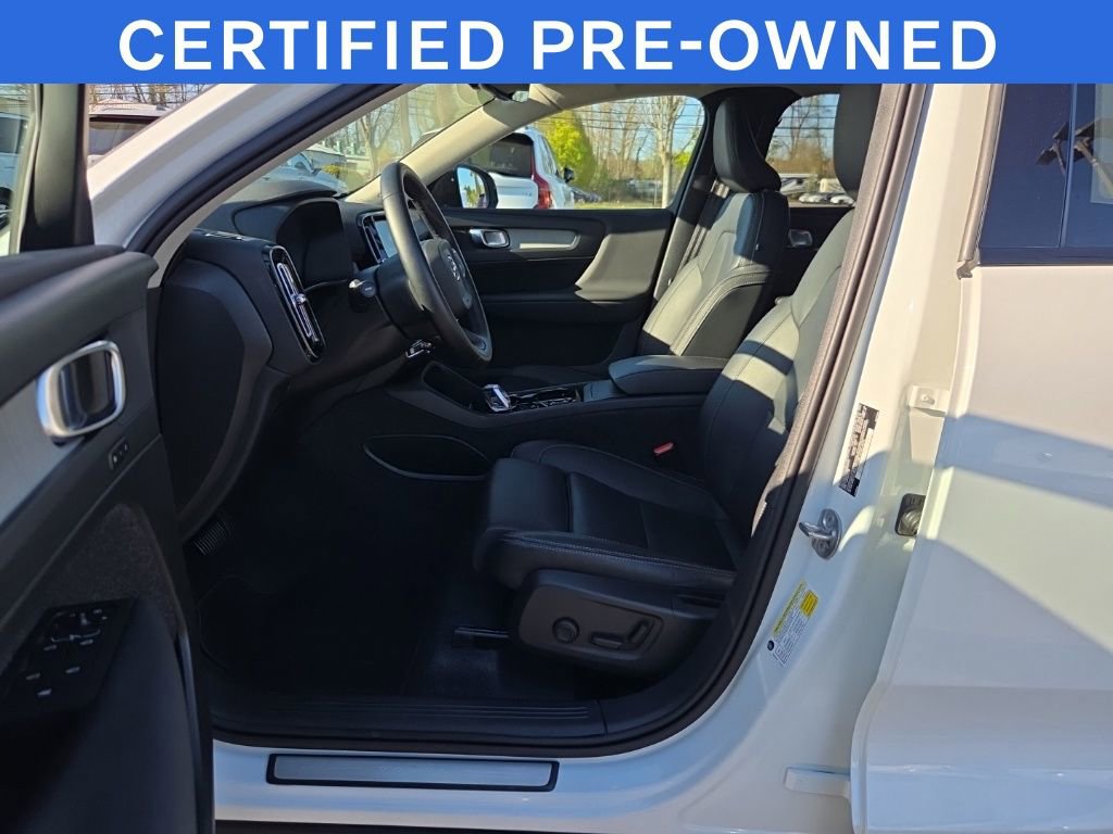 Used 2025 Volvo XC40 B5 Plus AWD/4WD image 4