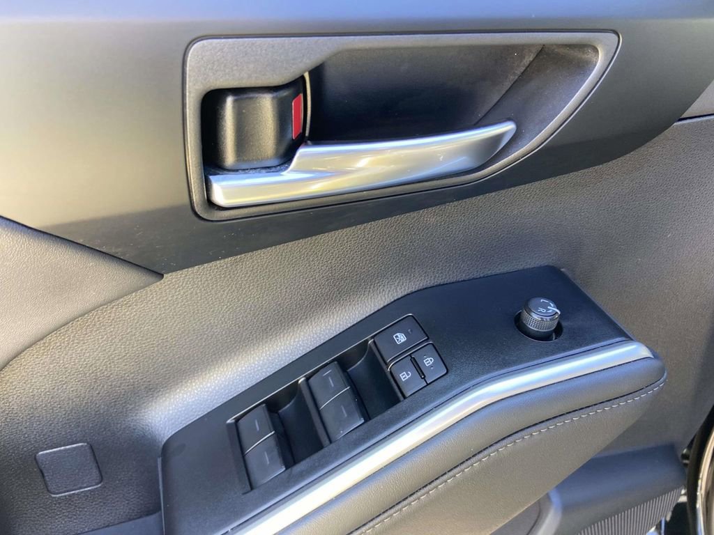 Used 2025 Toyota Highlander XLE image 15