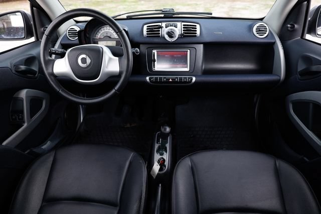 Used 2015 smart fortwo passion RWD image 2
