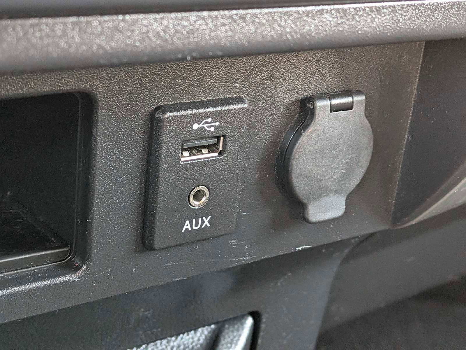 Used 2018 Nissan Titan SV image 28