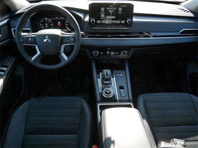 Used 2025 Mitsubishi Outlander SE image 11