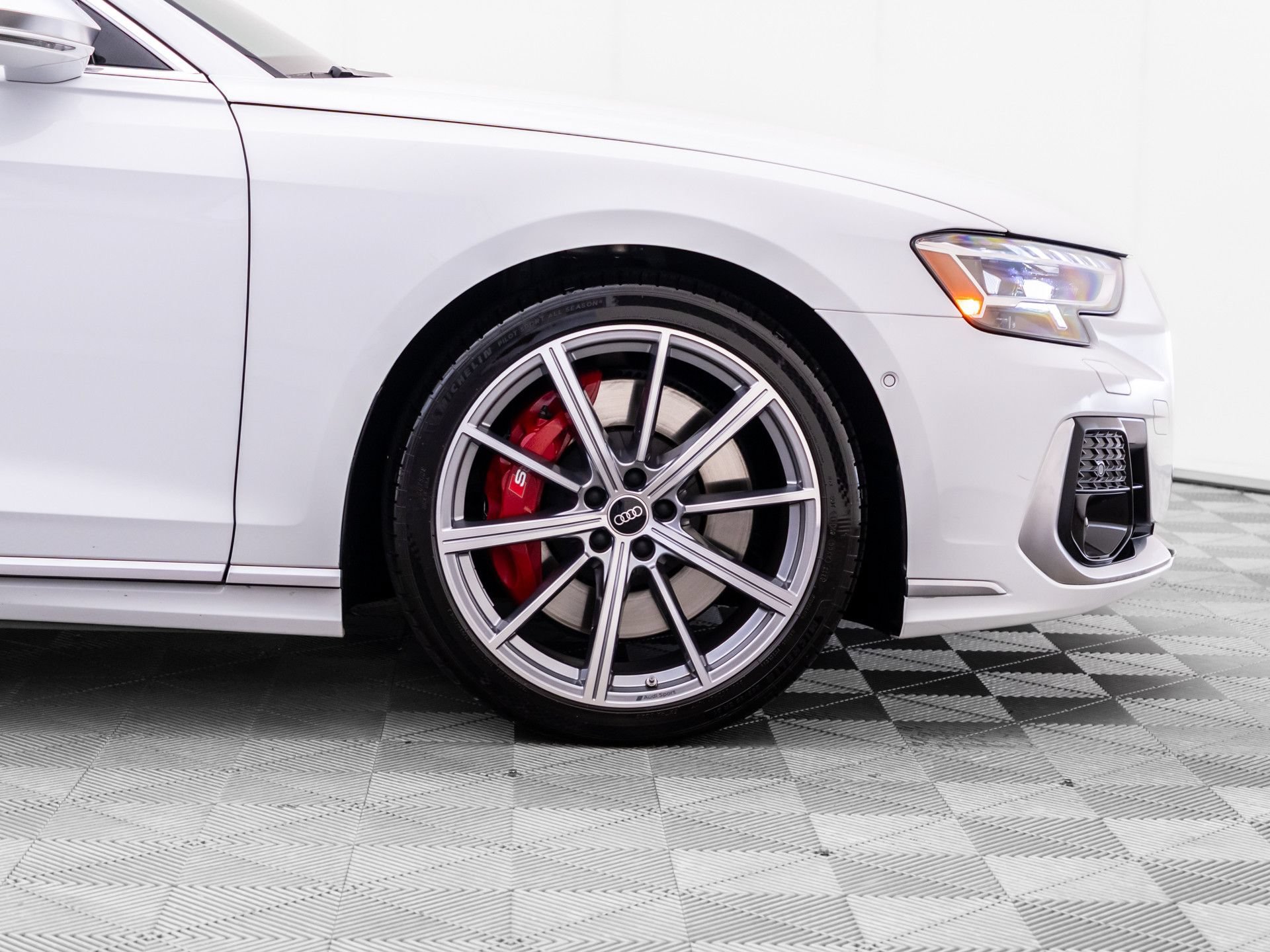 Used 2022 Audi S8 AWD/4WD image 33