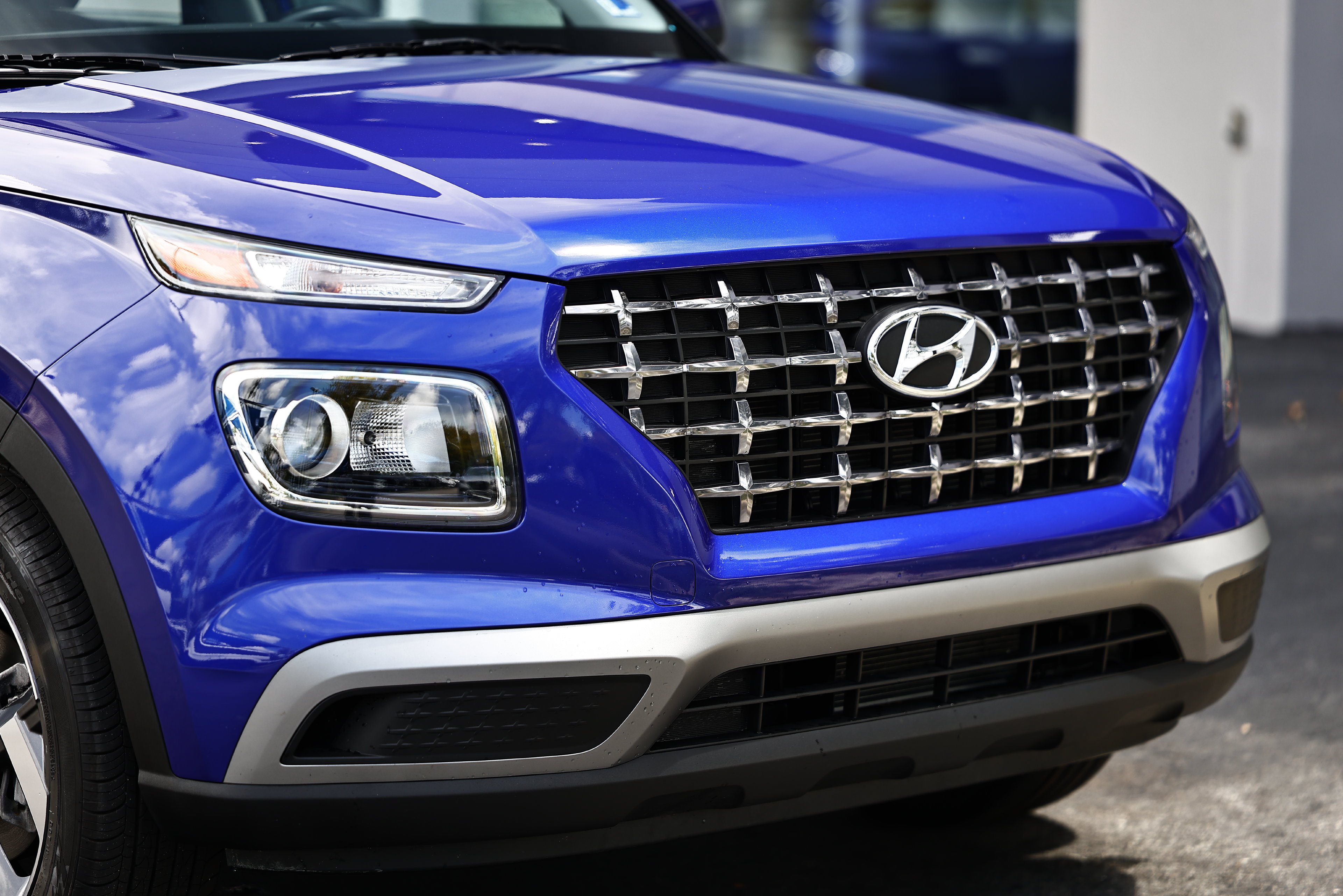 Used 2025 Hyundai Venue SEL FWD image 2