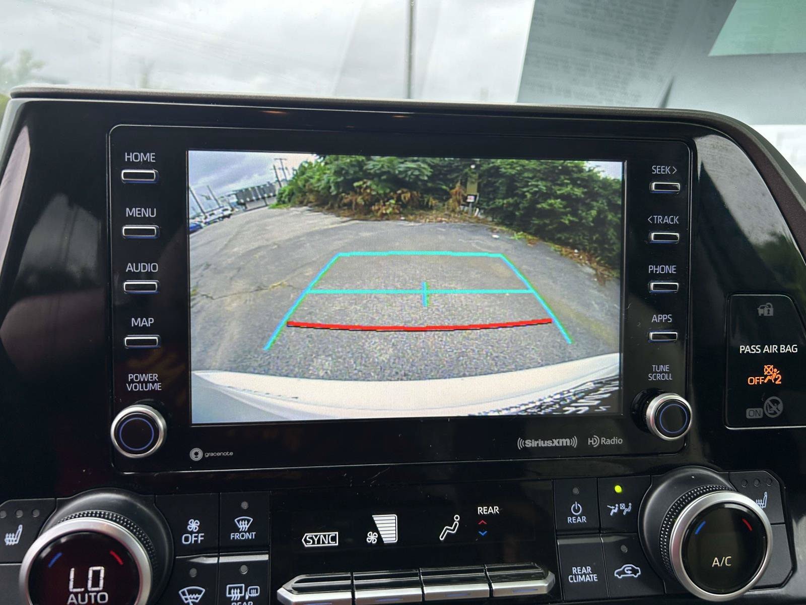 Used 2020 Toyota Highlander XLE FWD image 24