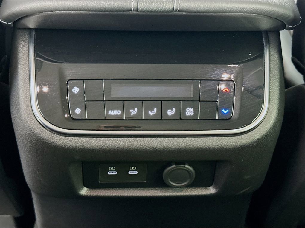 Used 2025 Nissan Armada SV image 38