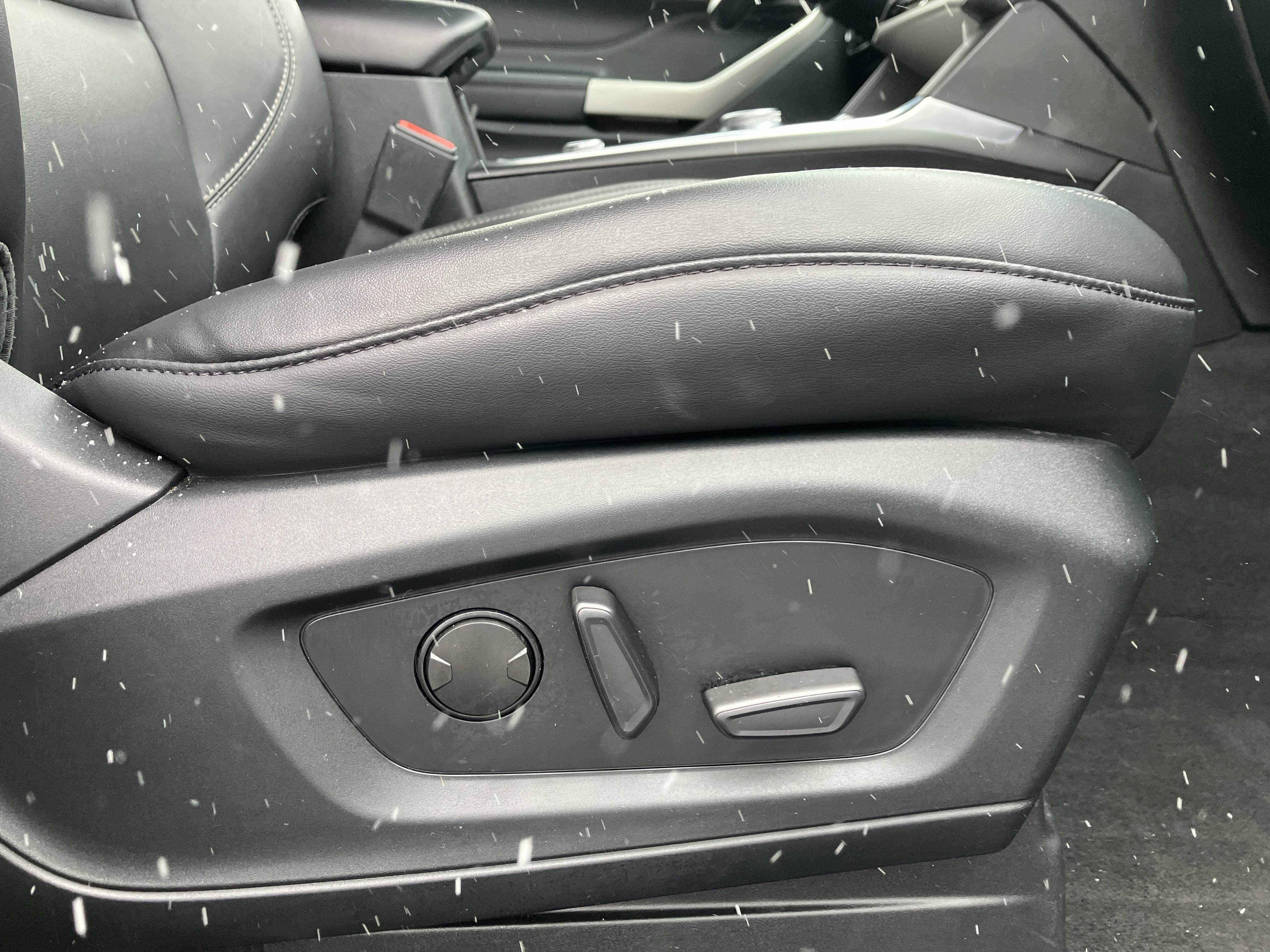 Certified 2022 Ford Explorer XLT w/ Equipment Group 202A image 11