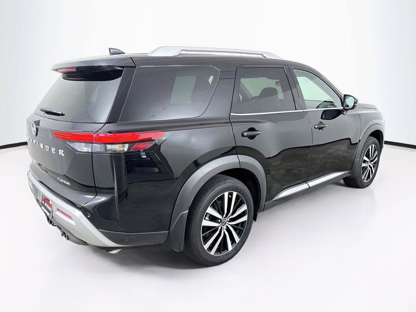 Used 2025 Nissan Pathfinder Platinum FWD image 4