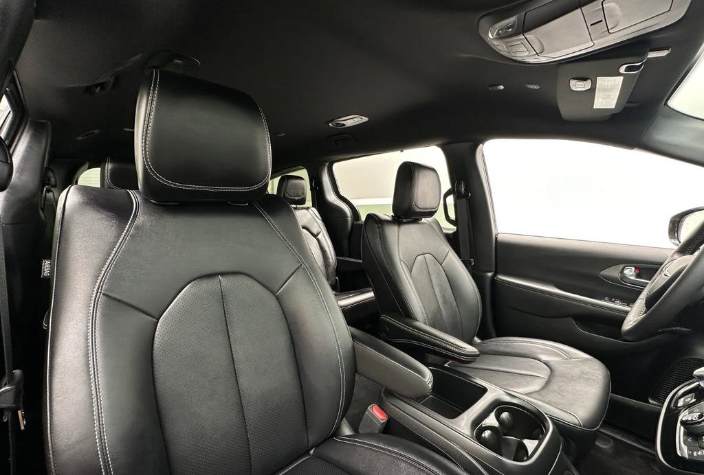 Used 2025 Chrysler Pacifica Select image 4