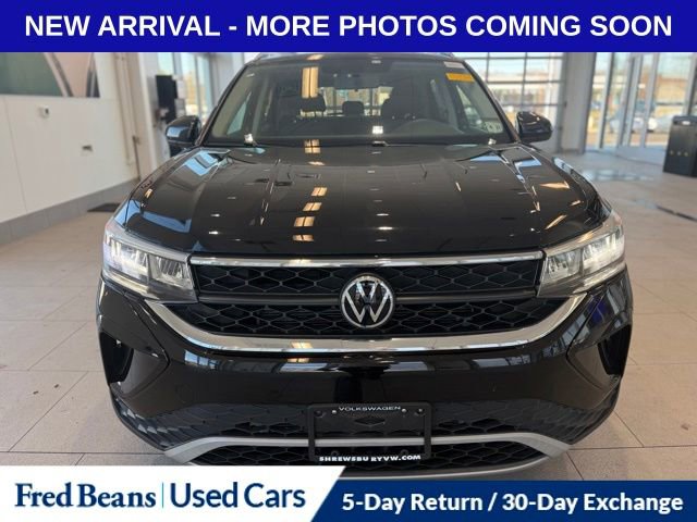 Used 2022 Volkswagen Taos SE w/ Panoramic Sunroof Package image 2
